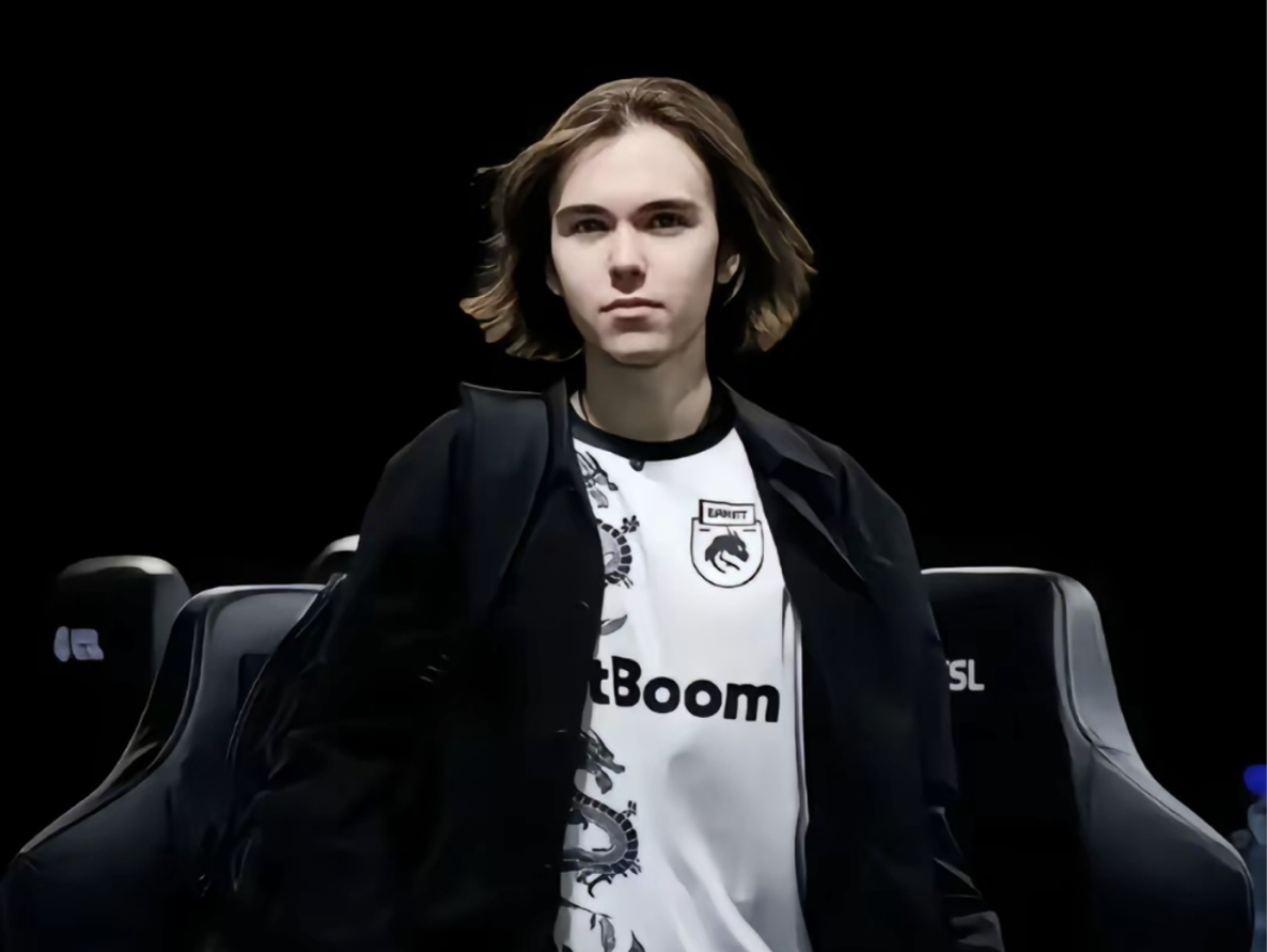 德扑“慢玩（Slow Play）”陷阱：如何在中等牌力的公共牌面诱导对手全押？（德州扑克慢打策略：如何在一般公共牌面上引导对手全下？）