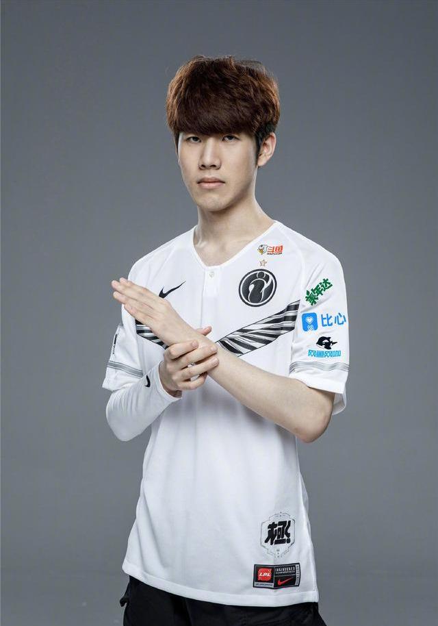 比赛没打爽？管泽元：BLG选手们吃完饭后 一起骑着共享单车去网吧