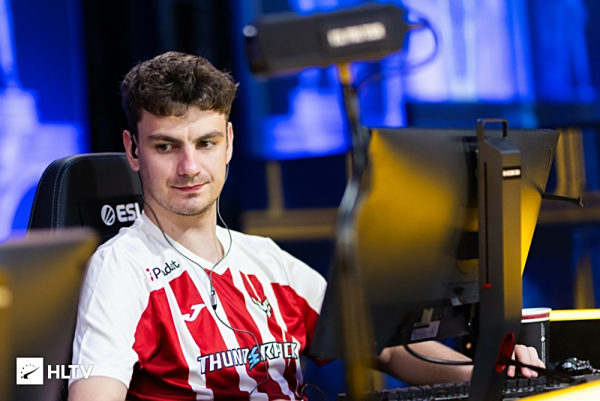 牌九里的“洗牌功夫”：揭秘老江湖如何通过特定的手势重排骨牌顺序。（牌九中的洗牌术：老江湖以手势左右骨牌顺序的秘辛）